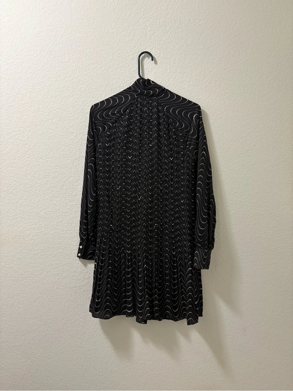 Kate Spade New York Wavy dot tie neck dress faux pearl button cuffs. Size 4 NWOT